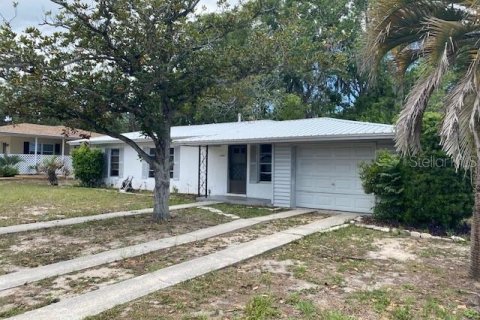 House in Spring Hill, Florida 3 bedrooms, 104.79 sq.m. № 2197064 - photo 2