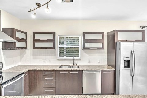 Casa en alquiler en Miami, Florida, 3 dormitorios № 1994981 - foto 25