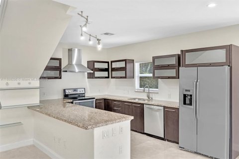 Casa en alquiler en Miami, Florida, 3 dormitorios № 1994981 - foto 22