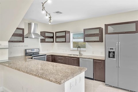 Casa en alquiler en Miami, Florida, 3 dormitorios № 1994981 - foto 24