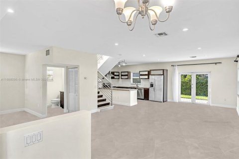 Casa en alquiler en Miami, Florida, 3 dormitorios № 1994981 - foto 6