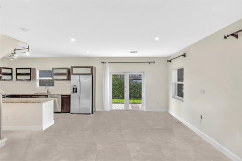 Casa en alquiler en Miami, Florida, 3 dormitorios № 1994981 - foto 15