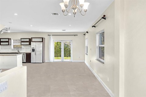 Casa en alquiler en Miami, Florida, 3 dormitorios № 1994981 - foto 5