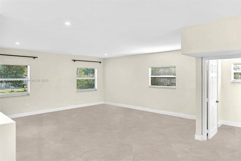 Casa en alquiler en Miami, Florida, 3 dormitorios № 1994981 - foto 8