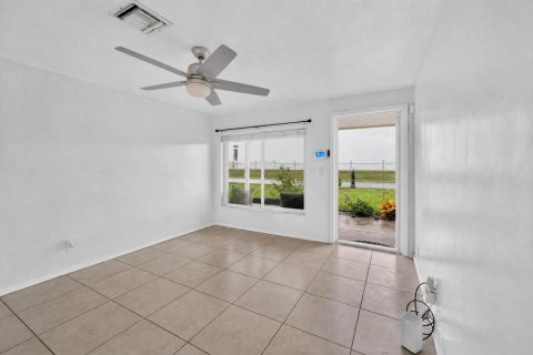 Villa ou maison à louer à Hollywood, Floride: 3 chambres, 112.41 m2 № 2293603 - photo 8