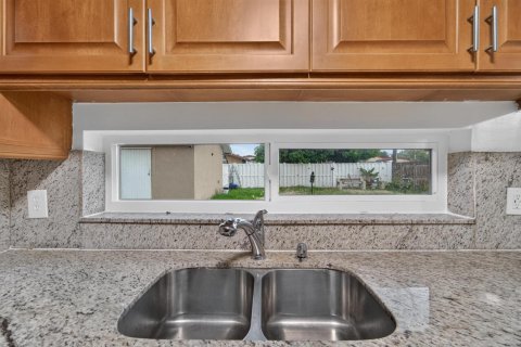 Villa ou maison à louer à Hollywood, Floride: 3 chambres, 112.41 m2 № 2293603 - photo 12