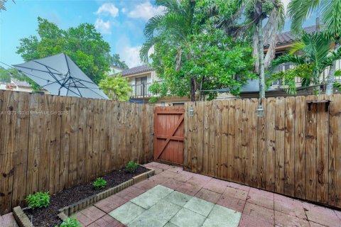 Townhouse in Miami, Florida 2 bedrooms, 107.02 sq.m. № 1978851 - photo 24