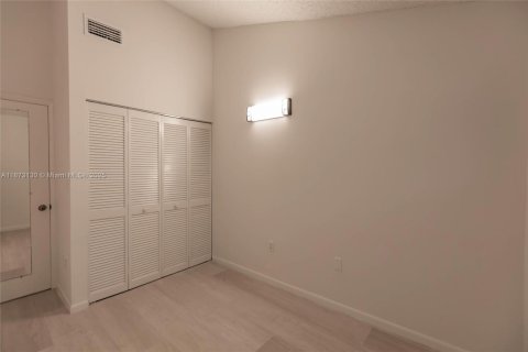Townhouse in Miami, Florida 2 bedrooms, 107.02 sq.m. № 1978851 - photo 12