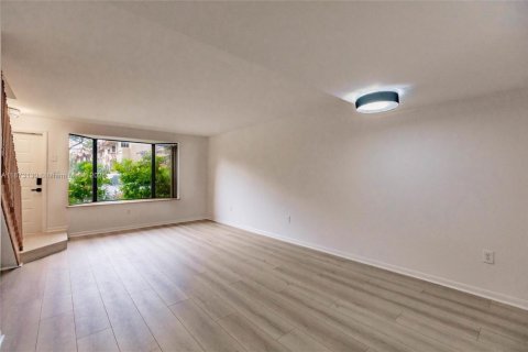 Townhouse in Miami, Florida 2 bedrooms, 107.02 sq.m. № 1978851 - photo 6