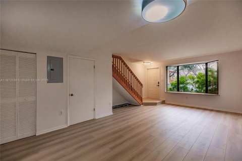 Townhouse in Miami, Florida 2 bedrooms, 107.02 sq.m. № 1978851 - photo 10