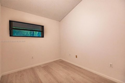 Townhouse in Miami, Florida 2 bedrooms, 107.02 sq.m. № 1978851 - photo 13