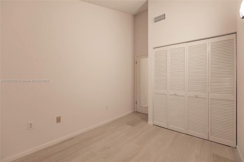 Townhouse in Miami, Florida 2 bedrooms, 107.02 sq.m. № 1978851 - photo 14