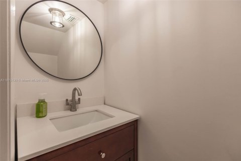 Townhouse in Miami, Florida 2 bedrooms, 107.02 sq.m. № 1978851 - photo 22
