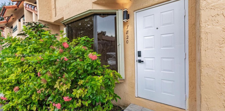 Townhouse in Miami, Florida 2 bedrooms, 107.02 sq.m. № 1978851