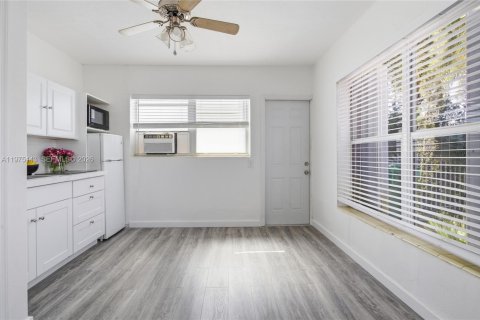 House in Miami, Florida 1 bedroom № 2038423 - photo 9