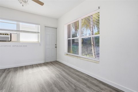 House in Miami, Florida 1 bedroom № 2038423 - photo 11