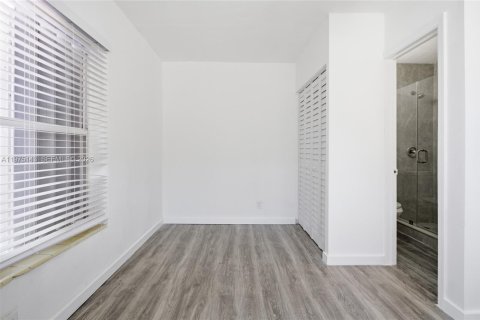 House in Miami, Florida 1 bedroom № 2038423 - photo 13