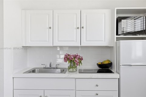 House in Miami, Florida 1 bedroom № 2038423 - photo 12