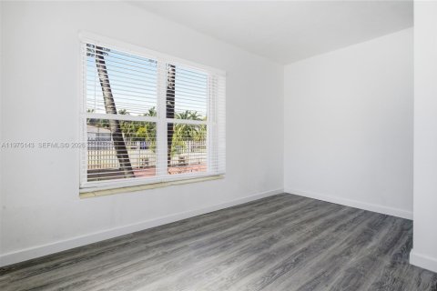 House in Miami, Florida 1 bedroom № 2038423 - photo 10