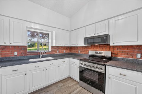 House in Lady Lake, Florida 4 bedrooms, 233.18 sq.m. № 2354746 - photo 18