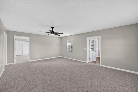 House in Lady Lake, Florida 4 bedrooms, 233.18 sq.m. № 2354746 - photo 19