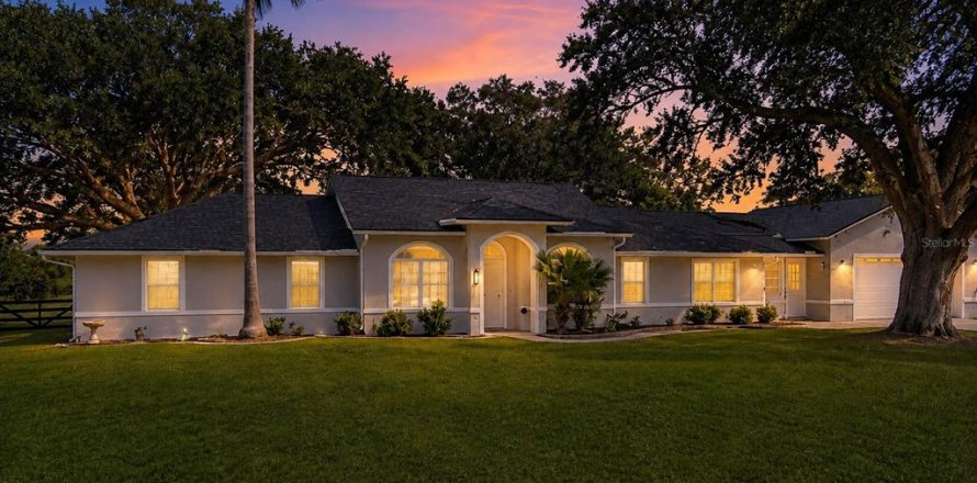 House in Lady Lake, Florida 4 bedrooms, 233.18 sq.m. № 2354746