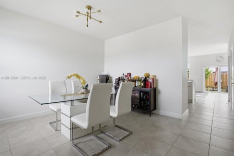 House in Homestead, Florida 3 bedrooms, 129.41 sq.m. № 2075130 - photo 9