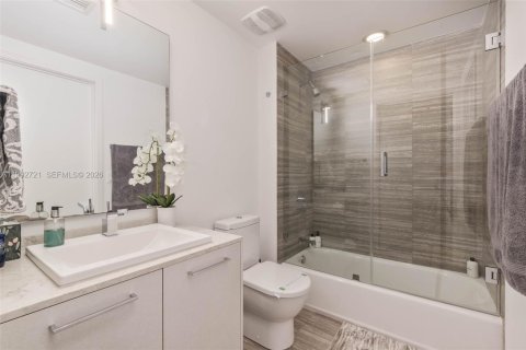 Condominio en alquiler en Miami, Florida, 2 dormitorios, 119.19 m2 № 2056688 - foto 13