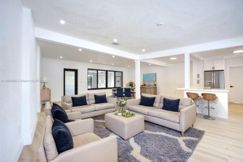 Casa en alquiler en North Miami, Florida, 4 dormitorios, 200.2 m2 № 1947148 - foto 2