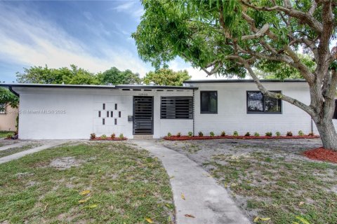 Casa en alquiler en North Miami, Florida, 4 dormitorios, 200.2 m2 № 1947148 - foto 17