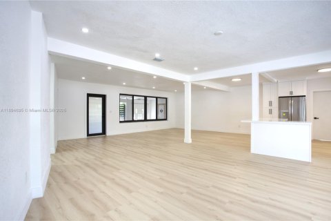 Casa en alquiler en North Miami, Florida, 4 dormitorios, 200.2 m2 № 1947148 - foto 25
