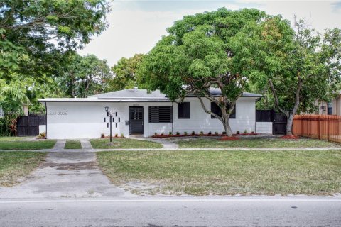 Casa en alquiler en North Miami, Florida, 4 dormitorios, 200.2 m2 № 1947148 - foto 16