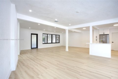 Casa en alquiler en North Miami, Florida, 4 dormitorios, 200.2 m2 № 1947148 - foto 26