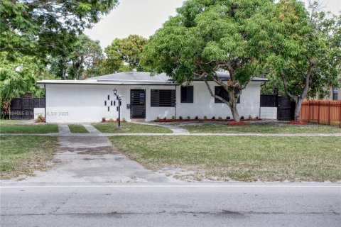 Casa en alquiler en North Miami, Florida, 4 dormitorios, 200.2 m2 № 1947148 - foto 18