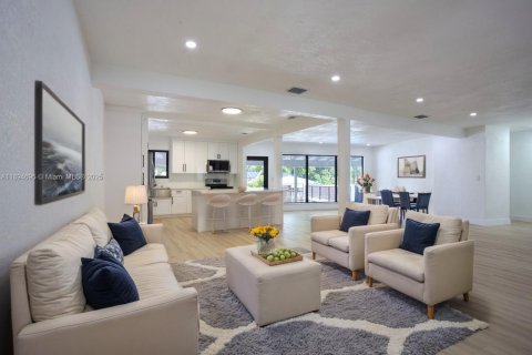 Casa en alquiler en North Miami, Florida, 4 dormitorios, 200.2 m2 № 1947148 - foto 3