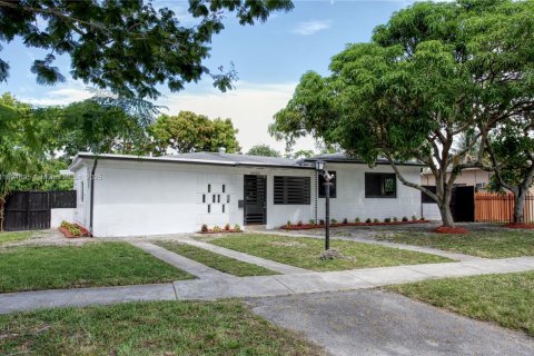 Casa en alquiler en North Miami, Florida, 4 dormitorios, 200.2 m2 № 1947148 - foto 1