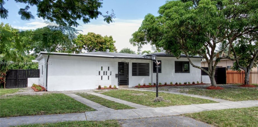 Casa en North Miami, Florida 4 dormitorios, 200.2 m2 № 1947148