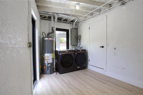 Casa en alquiler en North Miami, Florida, 4 dormitorios, 200.2 m2 № 1947148 - foto 23