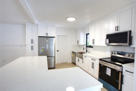 Casa en alquiler en North Miami, Florida, 4 dormitorios, 200.2 m2 № 1947148 - foto 4