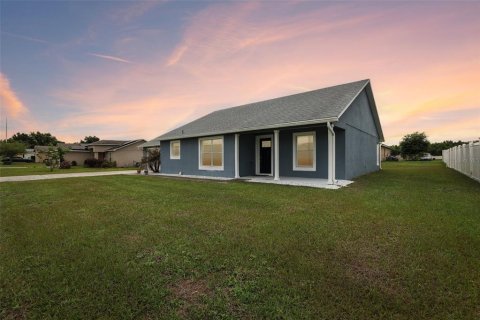 House in Haines City, Florida 3 bedrooms, 164.81 sq.m. № 2138605