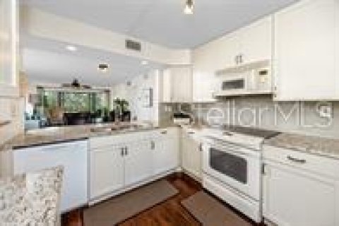 Condo in Saint Petersburg, Florida, 2 bedrooms  № 1917494 - photo 16