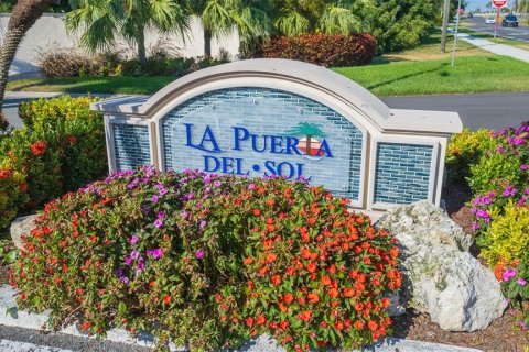 Condo in Saint Petersburg, Florida, 2 bedrooms  № 1917494 - photo 1
