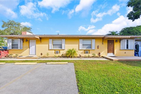 Commercial property in Hollywood, Florida 164.44 sq.m. № 1944360 - photo 1