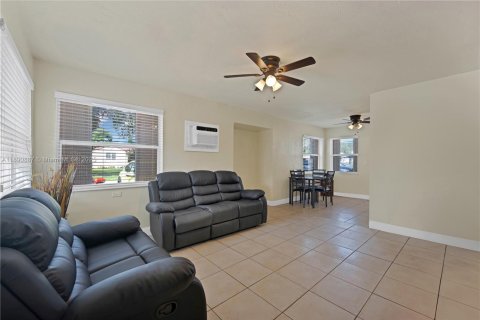 Commercial property in Hollywood, Florida 164.44 sq.m. № 1944360 - photo 7