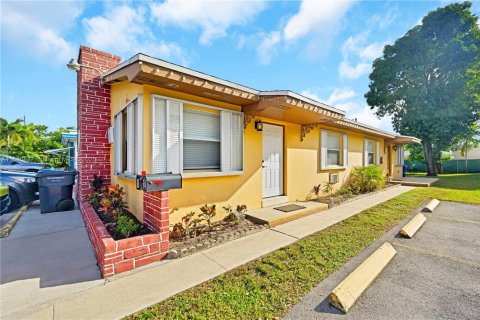 Commercial property in Hollywood, Florida 164.44 sq.m. № 1944360 - photo 2