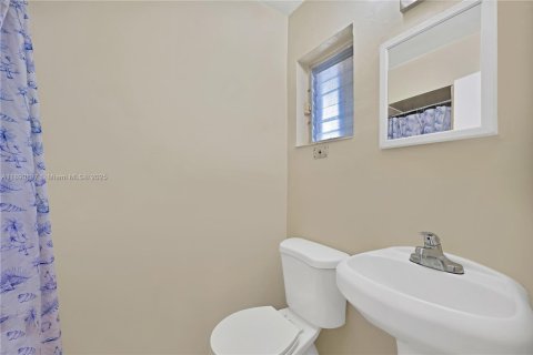 Commercial property in Hollywood, Florida 164.44 sq.m. № 1944360 - photo 15