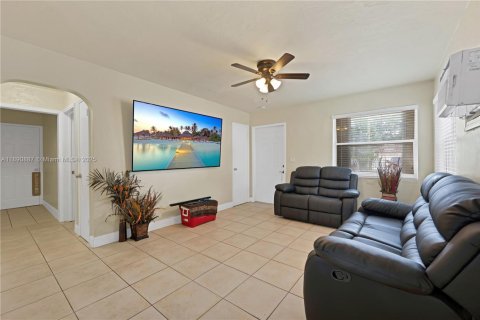 Commercial property in Hollywood, Florida 164.44 sq.m. № 1944360 - photo 6