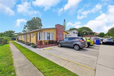 Commercial property in Hollywood, Florida 164.44 sq.m. № 1944360 - photo 3
