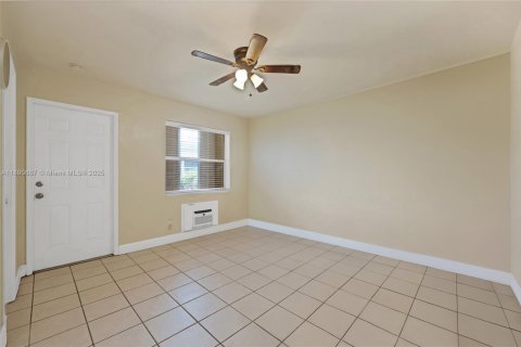 Commercial property in Hollywood, Florida 164.44 sq.m. № 1944360 - photo 13
