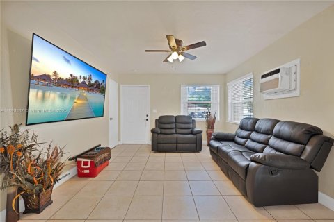 Commercial property in Hollywood, Florida 164.44 sq.m. № 1944360 - photo 5